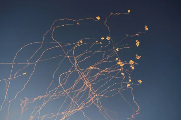 صواريخ دفاع جوي إسرائيلية تعترض صواريخ أطلقها «حزب الله» قرب الحدود اللبنانية (رويترز)