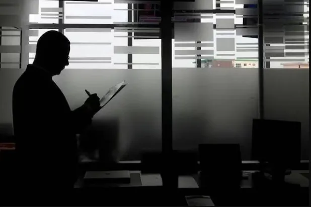 الوظائف المزيّفة ترتبط بالأدوار التي لا تقوم الشركة بالتوظيف لها بشكل نشط لكنها تستخدمها لجمع السير الذاتية من بين أسباب أخرى (رويترز)