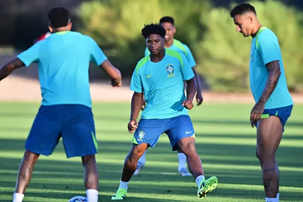 مدرب البرازيل طالب لاعبيه التحلي بالهدوء والاتزان والثقة بالنفس (أ.ف.ب)