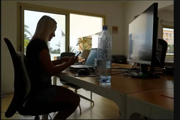 التكنولوجيا قد تكون مفيدة للإنسانية ولكنها أيضاً مصدر إلهاء وتؤدي إلى ما يُعرف بـ«التسويف» (رويترز)