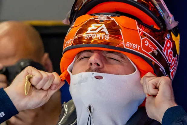 سجل فيرستابن أفضل زمن له على الإطارات اللينة قبل 4 دقائق من النهاية (إ.ب.أ)