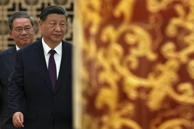 الرئيس الصيني لدى وصوله إلى قاعة الشعب الكبرى في بكين الجمعة (أ.ب)