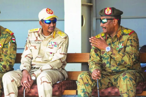 قائدا الجيش عبد الفتاح البرهان و«قوات الدعم السريع» محمد حمدان دقلو في أثناء تحالفهما سابقاً (أرشيفية)