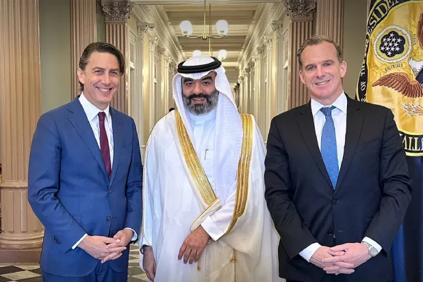 الوزير عبد الله السواحه لدى لقائه أموس هوكشتاين وبريت ماكغورك (وزارة الاتصالات السعودية)