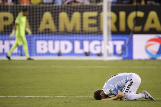 ميسي سيغيب عن مباراة البيرو للإصابة وكذلك معظم الأساسيين للراحة (أ.ب)