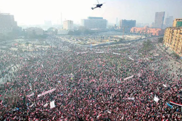 مروحية للجيش المصري تحلّق فوق مظاهرة تأييد للسيسي في ميدان التحرير بالقاهرة عام 2014 (إ.ب.أ)