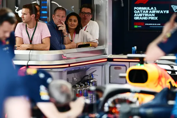 جوس فرستابن والد النجم الهولندي خلال «جائزة النمسا الكبرى» (رويترز)