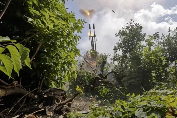 جنود روس من وحدة مضادة للطائرات يوفرون غطاءً جوياً لمواقع الرماة الروس في اتجاه أفدييفكا (إ.ب.أ)