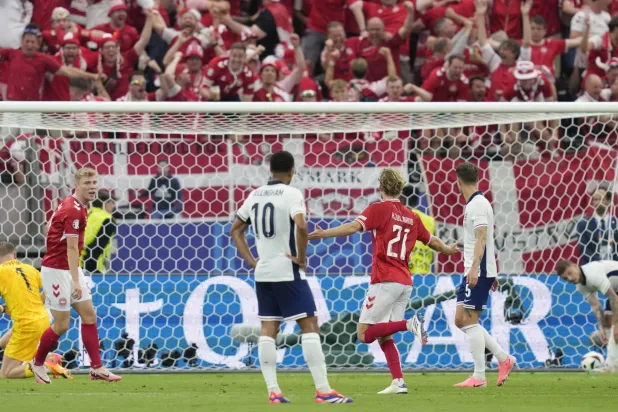 هدف الدنماركي مورتن يولماند في مرمى إنجلترا الأبعد مسافة حتى الآن في بطولة أوروبا المقامة بألمانيا (أ.ب)