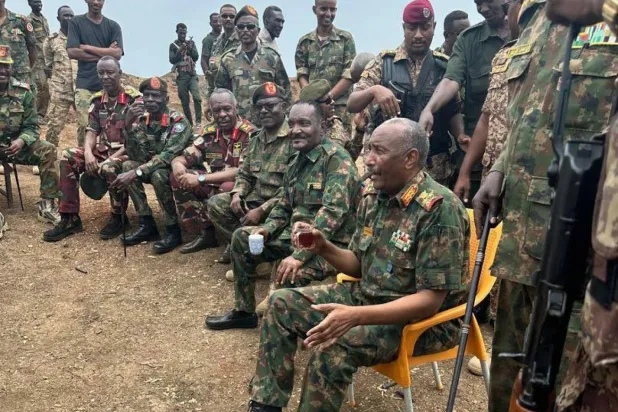 Burhan Sennar'daki ordu birliklerini denetlerken (Sudan Egemenlik Konseyi Facebook sayfası)