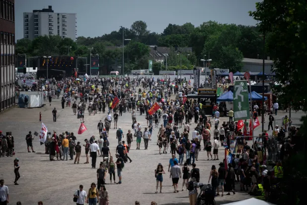 مشاركون في مسيرة ضد مؤتمر «البديل من أجل ألمانيا» في إيسن (إ.ب.أ)