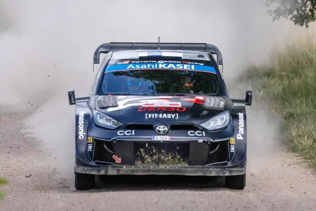 كالي روفانبيرا سائق تويوتا خلال خوضه سباقات «رالي بولندا» (أ.ف.ب)