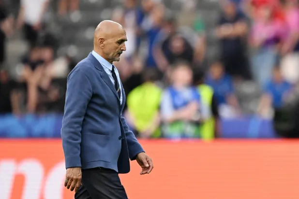 سباليتي مدرب إيطاليا متحسراً عقب الخروج من المعترك الأوروبي (أ.ف.ب)