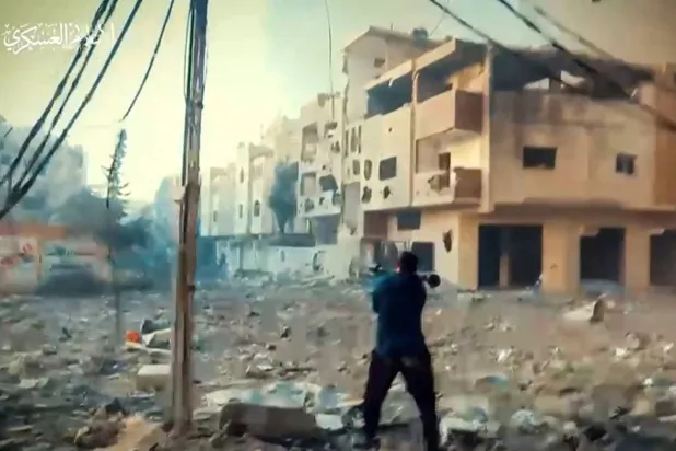 لقطة من فيديو نشرته «حماس» تظهر المعارك الدائرة بين «القسام» والقوات الإسرائيلية في غزة (أ.ف.ب)