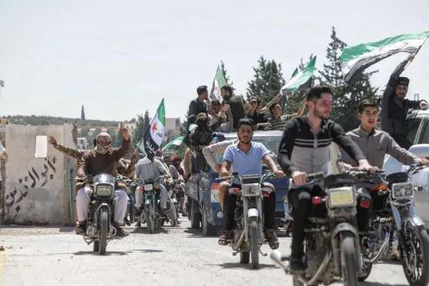 محتجون قطعوا الجمعة الماضي الطريق الدولية عند معبر أبو الزندين قرب مدينة الباب شرق حلب تعبيراً عن رفضهم فتحه (متداولة)