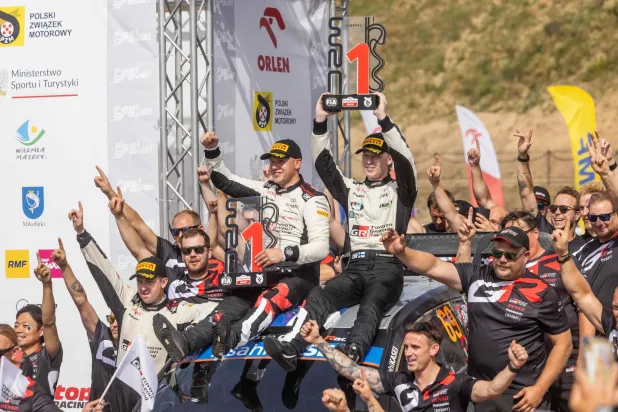 كالي روفانبيرا ومُساعده جوني هالتونين يحتفلان عقب الفوز بـ«رالي بولندا» (أ.ف.ب)