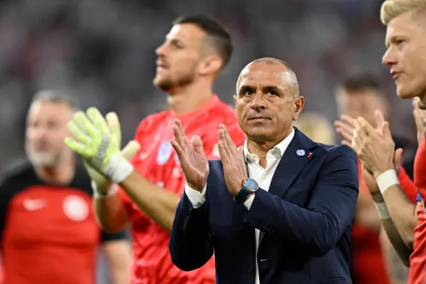 كالزونا مدرب سلوفاكيا ولاعبيه يحيون الجماهير عقب خسارتهم أمام إنجلترا بدور الـ16 من بطولة أوروبا (أ.ف.ب)