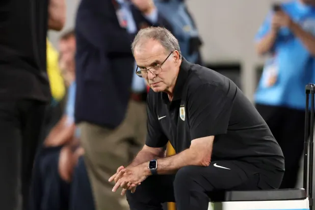 مارسيلو بيلسا مدرب أوروغواي (إ.ب.أ)