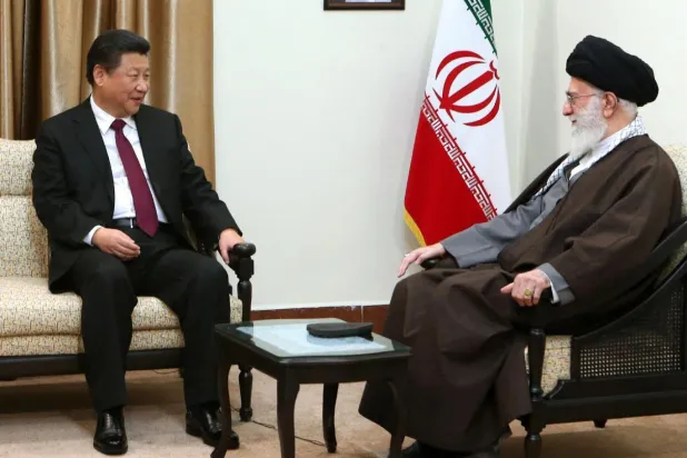 Çin Devlet Başkanı Şi Cinping ve İran’ın Dini Lideri Ali Hamaney (AFP)