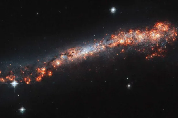 Evrenin yüzde 27'sini oluşturduğu varsayılan karanlık madde, yarattığı kütleçekim kuvvetiyle saptanmaya çalışılıyor (NASA)