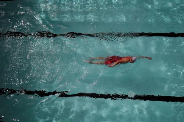 Sporcular neden su altında hacet gidermeyi seçtiklerine dair çeşitli bahaneler sundu (AP)