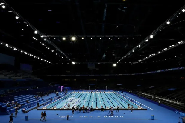 Bob Ballard, Paris'teki La Defense Arena'da düzenlenen yüzme müsabakalarını yorumluyordu (Reuters)