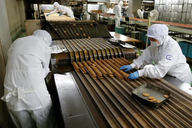 Japonya'daki tüketici harcamaları, enflasyon da göze alındığında, 4 çeyrektir düşüyor (Reuters)