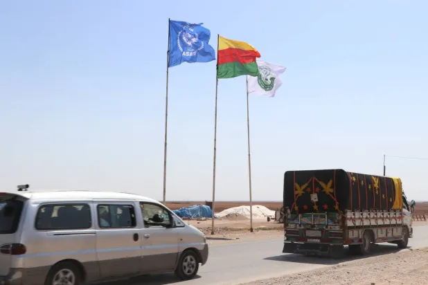 Suriye'nin kuzeydoğusundaki Kamışlı kenti kırsalında "Özerk Yönetim" bayrakları asıldı.    (Şarku'l Avsat)