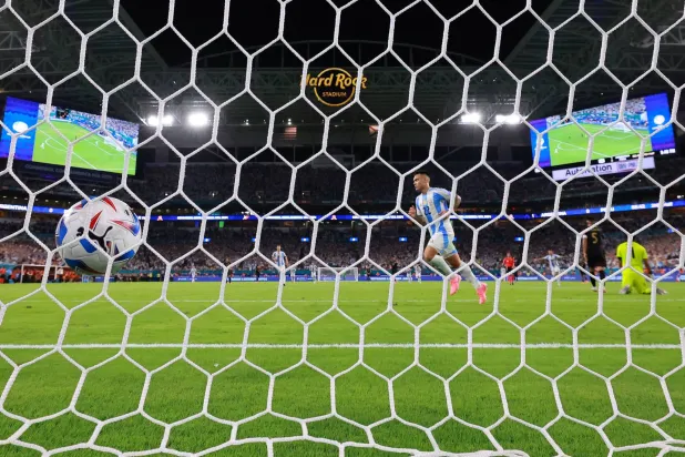 مارتينيز يسجل هدفه الثاني في مرمى بيرو ليقود الأرجنتين للدور الثاني بالعلامة الكاملة (ا ف ب)