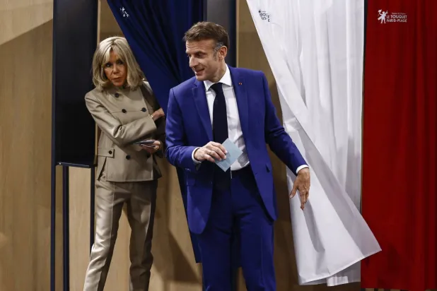 Macron ve eşi dün Paris'te oy kullandıktan sonra (Reuters)