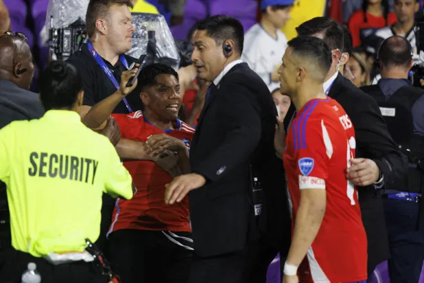 استشاط منتخب تشيلي غضباً بعد طرد لاعبه غابرييل سوازو (رويترز)