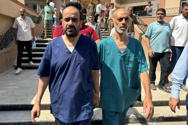 الطبيب محمد أبو سلمية في مستشفى ناصر الطبي بعد الإفراج عنه (رويترز)