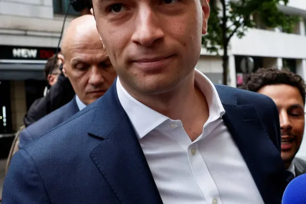 رئيس «التجمع الوطني» جوردان بارديلا لدى وصوله إلى مقر الحزب في باريس الاثنين (رويترز)