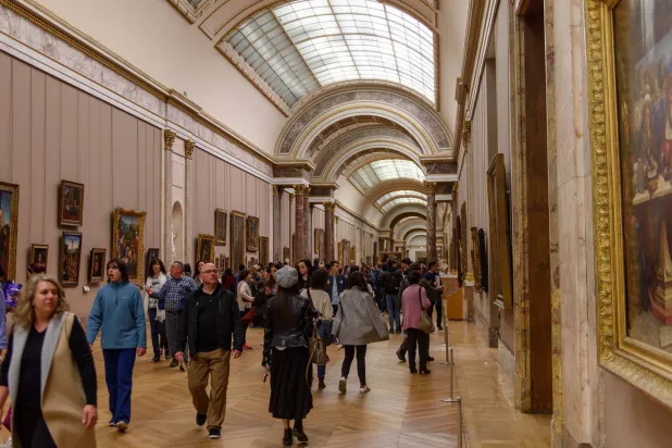 تعززت مكانة متحف اللوفر كمتحف شامل من خلال استيلاء الجيش الفرنسي على القطع الفنية المختلفة (شاترستوك)