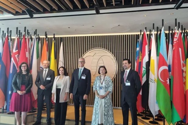 ماركو آرتشيلي الرئيس التنفيذي لشركة «أكوا باور» مع ممثلي الشركات التمويلية (الشرق الأوسط)