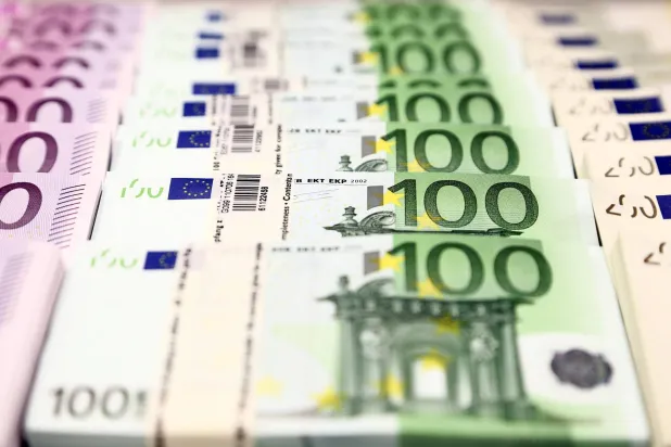 أوراق من عملة اليورو بـ«المصرف الوطني الكرواتي» في زغرب (رويترز)