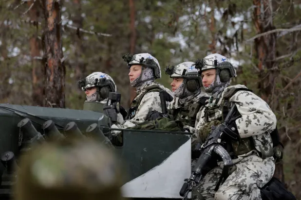 قوات فنلندية وسويدية تشارك في مناورات لحلف الناتو قرب هيتا بفنلندا 5 مارس 2024 (رويترز)