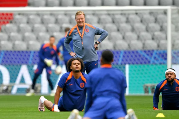 رونالد كومان خلال إشرافه على تدريبات منتخب هولندا الأخيرة (أ.ف.ب)