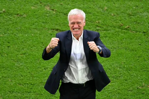 ديشان مدرب فرنسا فرحاً عقب الفوز على بلجيكا والتأهل لدور الثمانية (أ.ف.ب)