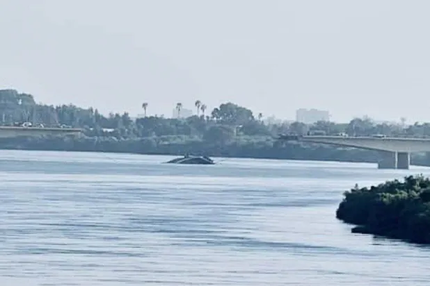 Omdurman ve Bahri şehirlerini birbirine bağlayan Şambat Köprüsü'nün yıkıldıktan sonra sosyal medyada paylaşılan fotoğrafı