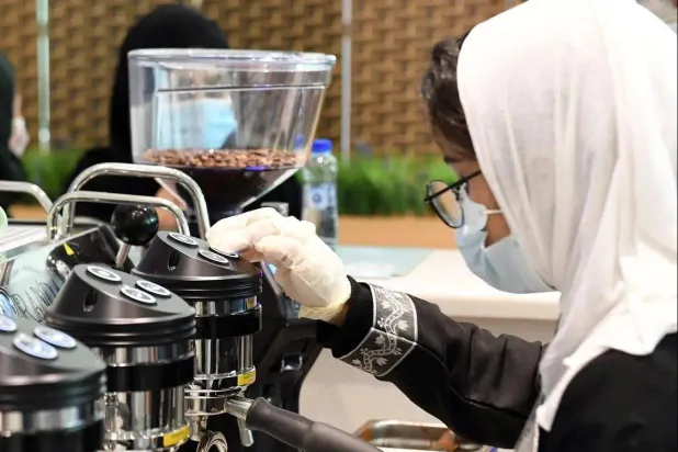 تعدّ الكافيهات من المنشآت الصغيرة التي تشهد نمواً في السوق السعودية (واس)