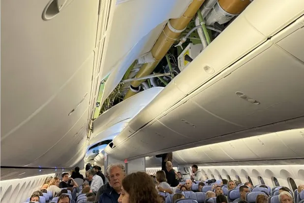 تعرض سقف الطائرة للتلف والخلع في أماكن متعددة بسبب المطبَّات الهوائية (إكس)