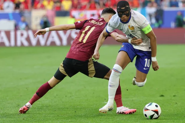 مبابي يقول إن اللعب بارتداء القناع يعد أمراً فظيعاً (أ.ف.ب)