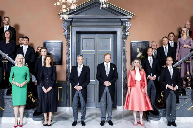 ملك هولندا فيليم ألكسندر (وسط اليمين) ورئيس الوزراء الهولندي ديك شوف (وسط اليسار) يقفان مع الوزراء الجدد ووزراء الدولة الجدد بعد حفل أداء اليمين في قصر «منزل تن بوس» في لاهاي (أ.ف.ب)