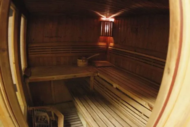 الحرارة تُحفز العمليات التي تساعد الجسم على استخدام الطاقة بشكل أكثر كفاءة وحرق الدهون (رويترز)