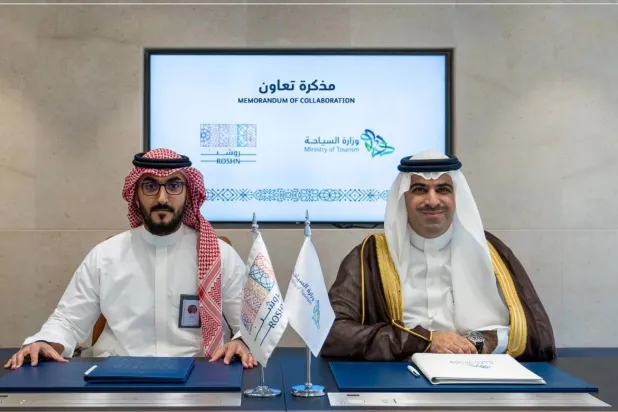 جانب من توقيع الاتفاقية بين وزارة السياحة و«روشن» (الشرق الأوسط)