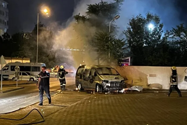 عناصر من الإطفاء تخمد نيراناً أشعلها محتجون على بقاء اللاجئين السوريين في هطاي (جنوب غرب) ليلة الاثنين (إكس)