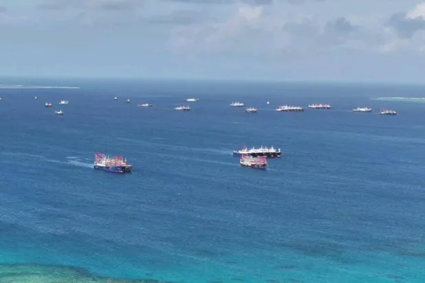 سفن الميليشيات الصينية تعمل في شعاب ويتسون ببحر الصين الجنوبي في 2 ديسمبر 2023 (رويترز)