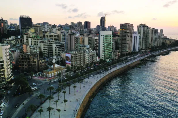 مشهد لواجهة بيروت البحرية - كورنيش المنارة (رويترز)