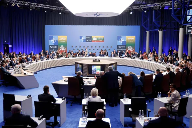 صورة من جلسة عمل حول أوكرانيا خلال قمة الناتو في فيلنيوس (أ.ف.ب)